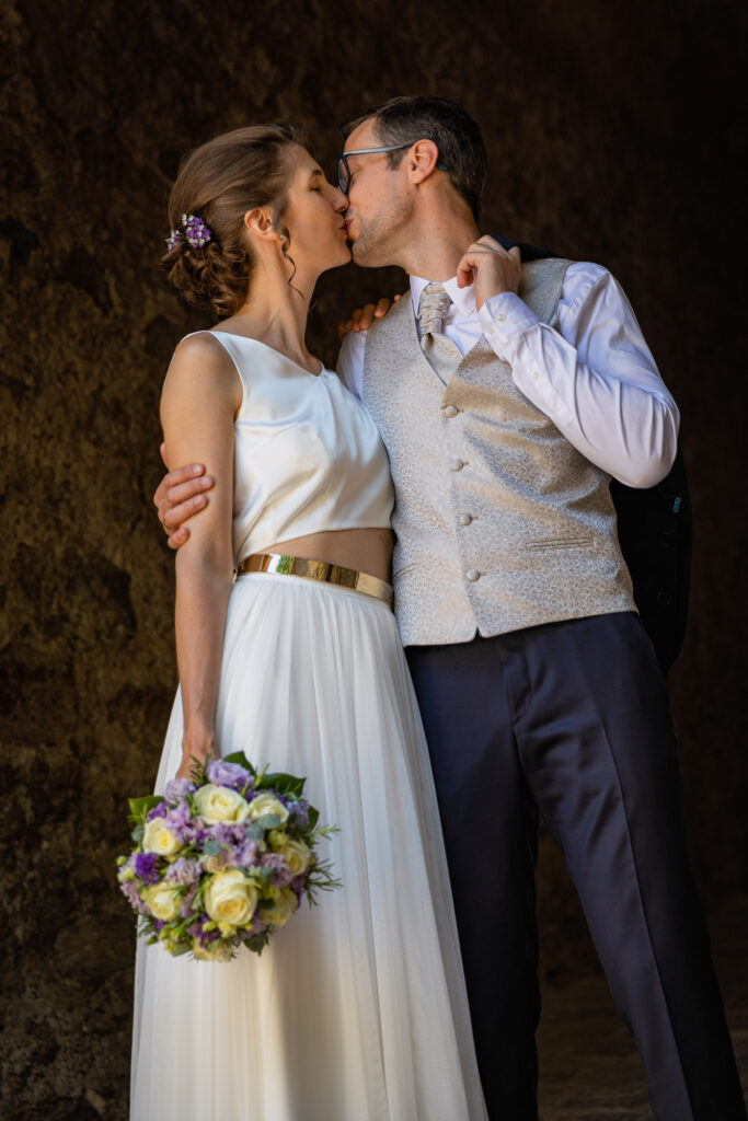 natürliche Hochzeitsfotografie; Elisabeth Eder Fotografie; ein Brautpaar, welches sich küsst